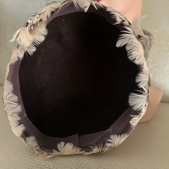 LOVELY 1950s\' BROWN FELT CAP WITH FEATHERS main image 5